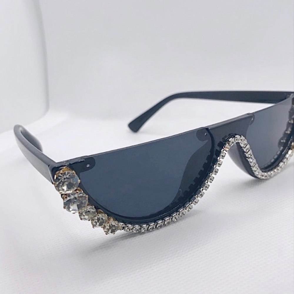 Cute fashion a unglasses with Jeweled perimeter.